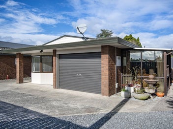Effortless Living Close to Town