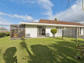 Neat, Easy-Care Living Near the Lake!