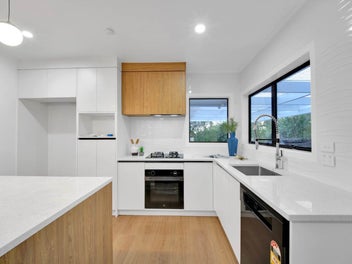 Renovated Jewel of Whitney on Freehold 1062sqm