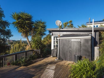 Sunny Surfdale cottage with future potential