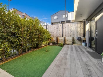 Near-New, Low-Maintenance Perfection in Henderson