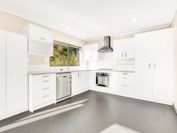 Sun, views & space – Your family’s next move