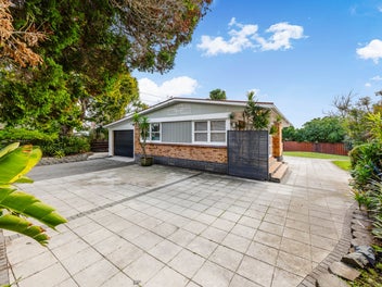 Offers Over $739,000