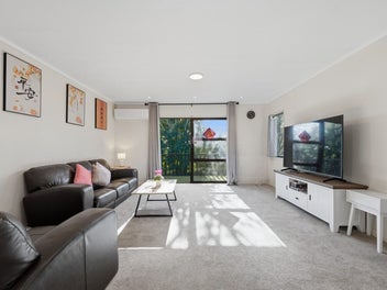 Modern Glen Eden Starter in Green Bay High Zone!