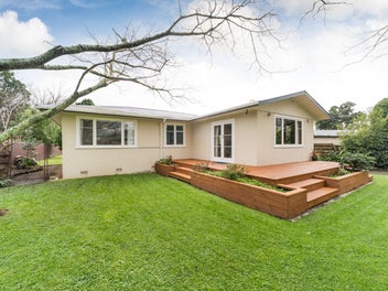 PEACEFUL LIVING ON A GENEROUS TERRACE END SECTION