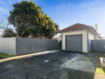 Charming Bungalow - Walk to Everything!