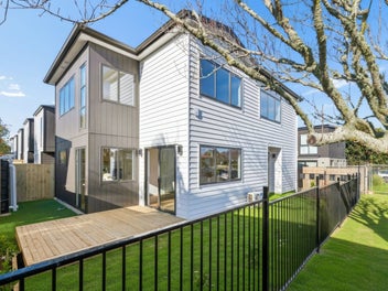 Road Frontage Standalone, New & Built to Impress