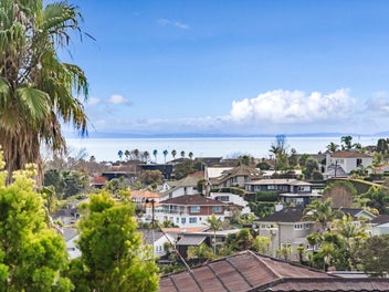 Stylish 60s Modernist with Irresistible Views!
