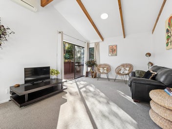 Character, Sunshine & Space - Welcome to Titirangi