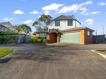 Spacious Family Living In Prime Waikiwi Location