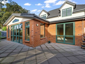 Spacious Family Living In Prime Waikiwi Location