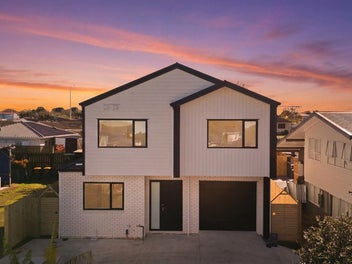 4 Bedrooms, Flexi Room & Two Living Areas!
