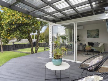 Sun Filled Home With Easy Indoor Outdoor Living