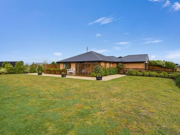 An Immaculate Home On Large Private Section