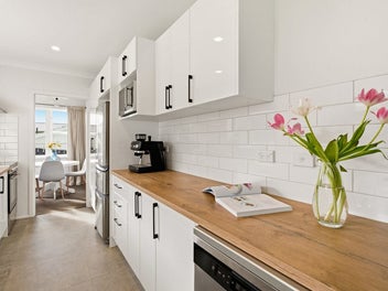 CHARMING, MODERN & PERFECTLY POSITIONED!