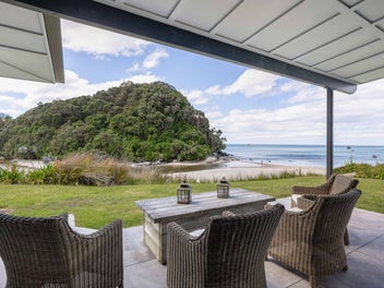 Absolute beachfront. 1239 m². Two titles.