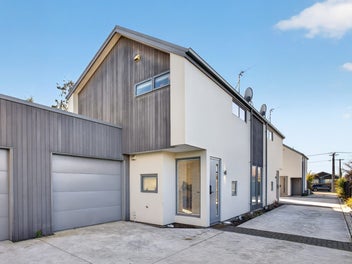 Great Street, Great Look And Garage!