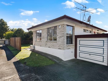 Brick & Tile, Large Backyard & convenient