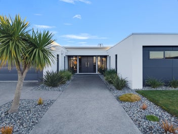 Stylish Lake Hood Living