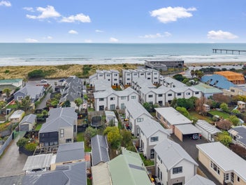 Sleek Coastal Living on Marine Parade