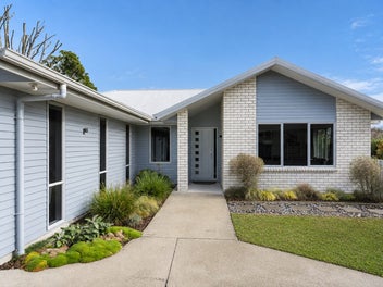 3 Bed plus Office & Multiple Living areas.