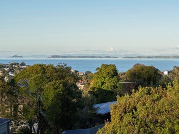 Elegant Living, Sea Views & Rangitoto Zones