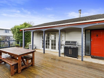 Sun-Drenched Family Living in Totara Park