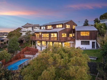 Elegant Living, Sea Views & Rangitoto Zones