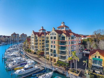 Single Level, Waterfront, World Class Views