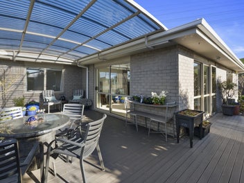 COMFORT MEETS LOW MAINTENANCE LIVING