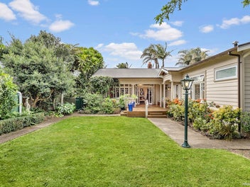 5 Bedroom Beautiful Exquisite Relocatable Home!!