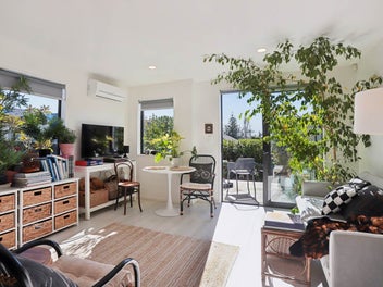 Discover Your Trendy, Sun-Soaked Peninsula Retreat