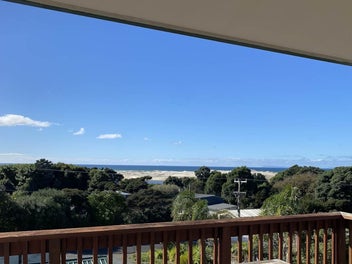 The Ideal Beach Bach –Location & Views