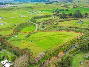 5.6 acres - just 10 minutes from the CBD