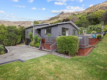Hidden Valley Gem: Elevated Views & Easy Living
