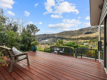 Hidden Valley Gem: Elevated Views & Easy Living