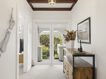 SINGLE LEVEL CHARM, MODERN COMFORT & STUDIO