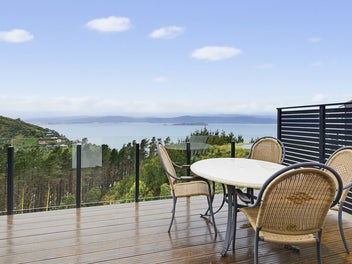 NEAR-NEW 'FREEHOLD' TOWNHOUSE