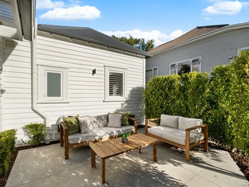 Perfect Grey Lynn Entry, or Downsize