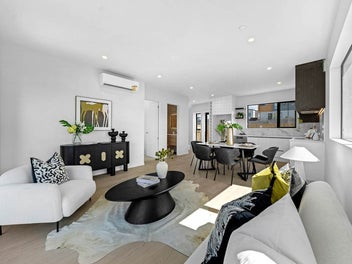 Sea Views | Master Build | Walk to Waterfront