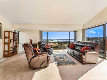 Commanding Panoramic Marina, Sea & Sky Tower Views