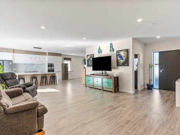 Live the Dream in Kumeu with Stunning Lake Views