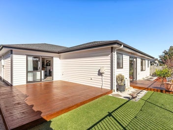 Live the Dream in Kumeu with Stunning Lake Views