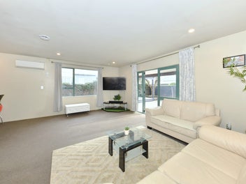 VENDORS GONE TO AUSTRALIA - THIS HOME MUST SELL!