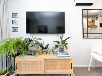 Safe, Loan-Approved, Reno'd. Near Uni/W'cliffe