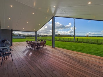 Near New Five Bedder set on 7,472m2!!!