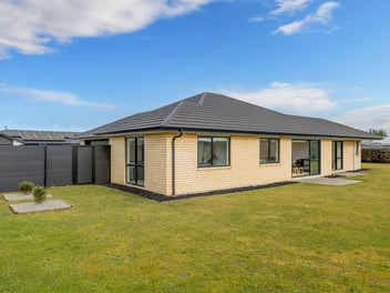 Comfort, Space & Privacy on a 1042m² Section