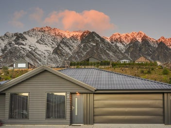 Home & Income on 1,120sqm with Exceptional Returns