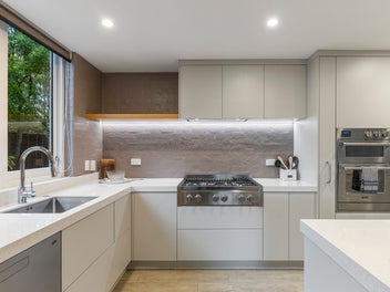 Seaside Love-Nest Creates a Mood