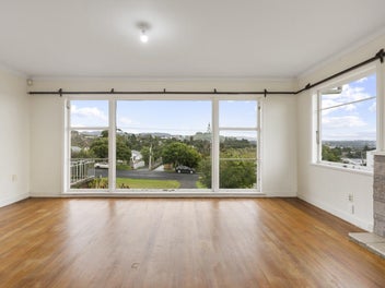 Views, charm & untapped potential on 1,012m2